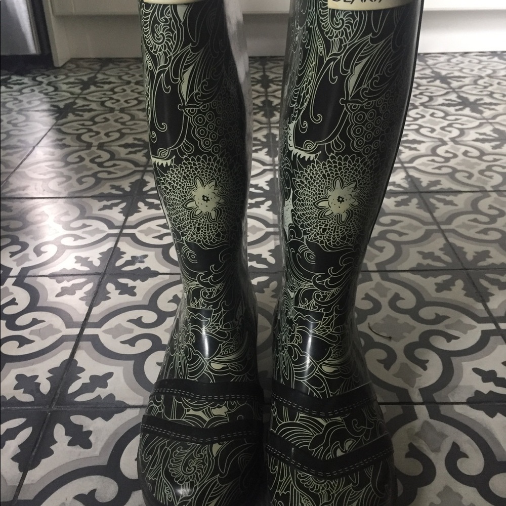 Bearpaw women's rainboots size US 6